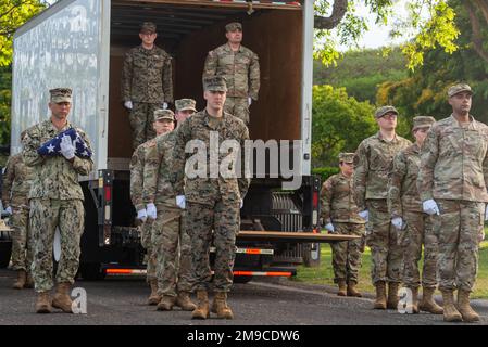 Les membres de la Défense POW/MIA Accounting Agency (DPAA) désinèrent les restes d'un membre inconnu lors d'une cérémonie de désinhumation au cimetière national du Pacifique à Honolulu, Hawaï, 16 mai 2022. La cérémonie s’inscrivait dans le cadre des efforts de l’agence visant à désintégrer et à identifier les restes de militaires inconnus perdus pendant la guerre de Corée. La mission de la DPAA est de réaliser la comptabilité la plus complète possible pour le personnel des États-Unis manquant et non comptabilisé auprès de leur famille et de notre nation. Banque D'Images