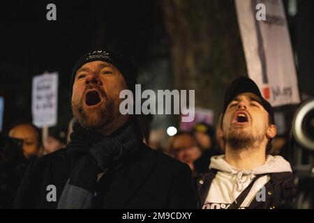 Londres, Royaume-Uni. 16th janvier 2023. Des manifestants scandaient des slogans pendant le rallye. Une manifestation d'urgence a été organisée lundi soir par le Congrès des syndicats (TUC) devant Downing Street en réponse au débat sur le projet de loi anti-grève à la Chambre des communes du Parlement britannique. (Photo de Hesther ng/SOPA Images/Sipa USA) crédit: SIPA USA/Alay Live News Banque D'Images