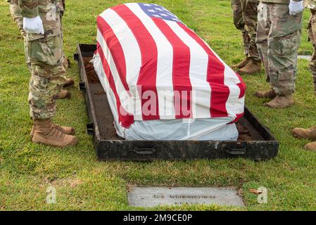 Les membres de la Défense POW/MIA Accounting Agency (DPAA) arborent un drapeau sur une caisse abritant les restes d'un membre inconnu lors d'une cérémonie de dissolution au cimetière national du Pacifique à Honolulu, Hawaï, 16 mai 2022. La cérémonie s’inscrivait dans le cadre des efforts de l’agence visant à désintégrer et à identifier les restes de militaires inconnus perdus pendant la guerre de Corée. La mission de la DPAA est de réaliser la comptabilité la plus complète possible pour le personnel des États-Unis manquant et non comptabilisé auprès de leur famille et de notre nation. Banque D'Images