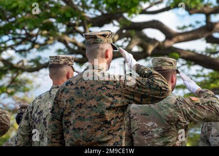 Les membres de la Défense POW/MIA Accounting Agency (DPAA) désinèrent les restes d'un membre inconnu lors d'une cérémonie de désinhumation au cimetière national du Pacifique à Honolulu, Hawaï, 16 mai 2022. La cérémonie s’inscrivait dans le cadre des efforts de l’agence visant à désintégrer et à identifier les restes de militaires inconnus perdus pendant la guerre de Corée. La mission de la DPAA est de réaliser la comptabilité la plus complète possible pour le personnel des États-Unis manquant et non comptabilisé auprès de leur famille et de notre nation. Banque D'Images