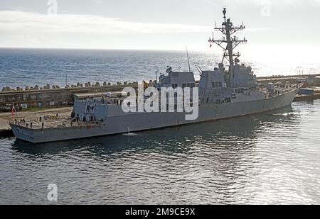 Ponta Delgada, Açores. 04th novembre 2022. L'USS Thomas Hudner (DDG-116) a amarré vendredi dans le port de Ponta Delgada, dans les Açores, à 4 novembre 2022. C'est le navire de 66th de la classe Arleigh Burke de destroyers déployés par la Marine des États-Unis dans le monde entier. Crédit: Ron Sachs/CNP/Sipa USA crédit: SIPA USA/Alay Live News Banque D'Images