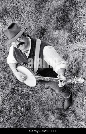 1960S 1970S 5 MUSICIEN DE BANJO À CORDES REGARDANT L'APPAREIL-PHOTO JOUANT BANJO PORT DE LUNETTES DE CHAPEAU MOUSTACHE - M11727 HAR001 HARS GARÇONS CONFIANCE B&W AMÉRIQUE DU NORD CONTACT VISUEL MOUSTACHE NORD-AMÉRICAINE ARTS DU SPECTACLE BONHEUR GRAND ANGLE MOUSTACHES EXCITANTE FIERTÉ BELLE VERS LE HAUT INSTRUMENT DE MUSIQUE POUR CHEVEUX FACIAUX BANJO 5 CORDES BLUEGRASS CRÉATIVITÉ JEUNE HOMME ADULTE NOIR ET BLANC HAR001 À L'ANCIENNE Banque D'Images