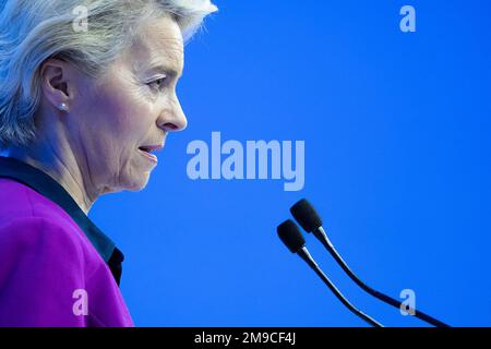 Davos, Suisse. 17th janvier 2023. Le président de la Commission européenne, Ursula von der Leyen, s'exprime lors de la réunion annuelle du Forum économique mondial (FEM) à Davos, en Suisse, sur 17 janvier 2023. Photo par Forum économique mondial/ Greg Beadle/ Credit: UPI/Alay Live News Banque D'Images