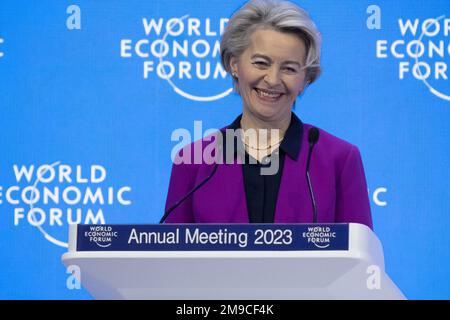 Davos, Suisse. 17th janvier 2023. Le président de la Commission européenne, Ursula von der Leyen, s'exprime lors de la réunion annuelle du Forum économique mondial (FEM) à Davos, en Suisse, sur 17 janvier 2023. Photo par Forum économique mondial/ Greg Beadle/ Credit: UPI/Alay Live News Banque D'Images