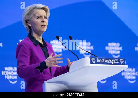 Davos, Suisse. 17th janvier 2023. Le président de la Commission européenne, Ursula von der Leyen, s'exprime lors de la réunion annuelle du Forum économique mondial (FEM) à Davos, en Suisse, sur 17 janvier 2023. Photo par Forum économique mondial/ Greg Beadle/ Credit: UPI/Alay Live News Banque D'Images