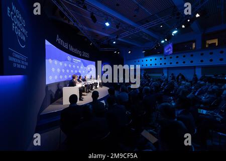 Davos, Suisse. 17th janvier 2023. (From L) Borge Brende, présidente du FEM, Kristalina Georgieva, directrice générale du Fonds monétaire international, Mohammed bin Abdulrahman Al Thani, ministre des Affaires étrangères finlandais Pekka Haavisto, Le ministre saoudien des Affaires étrangères, le Prince Faisal bin Farhan, et le sénateur démocrate américain du Delaware, Chris Coons, assistent à une session du Forum économique mondial (FEM), qui se tient mardi à Davos, en Suisse, à 17 janvier 2023. Photo par Forum économique mondial/ Michael Calabro/UPI crédit: UPI/Alamy Live News Banque D'Images