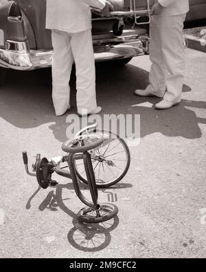 1950S LE PERSONNEL D'URGENCE MET L'ENFANT EN AMBULANCE UN TRICYCLE TORDU EN RUINE DANS LA RUE UN ACCIDENT DE LA ROUTE TRAGIQUE - M3402 HAR001 HARS TRISTESSE VÉLOS EMT SOINS DE SANTÉ CATASTROPHE TRICYCLE GRAND ANGLE EXCITATION ACCIDENTELLE SOINS DE SANTÉ MÉTIERS TORSADÉS TRAITEMENT ACCIDENTS CONCEPTUELS MAL-ACCIDENT CATASTROPHE LA COOPÉRATION DE L'EMTS S'EST EFFONDRÉE JUVÉNILES D'ADULTE MOYEN-ADULTE HOMME MOYEN-ADULTE MISFORTUNE PERSONNEL TRAGIQUE TRIKE NOIR ET BLANC HAR001 À L'ANCIENNE Banque D'Images