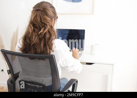 Femme travaillant à domicile sur son bureau Banque D'Images