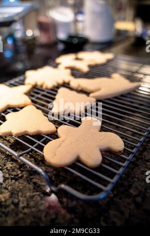 Biscuits au sucre de Noël refroidissant sur le porte-vêtements de la cuisine Banque D'Images