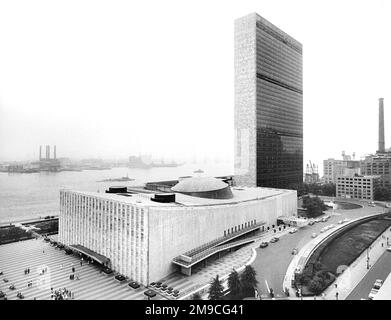 Siège des Nations Unies avec vue sur East River, New York, New York, Etats-Unis, Angelo Rizzuto, Collection Anthony Angel, juillet 1959 Banque D'Images