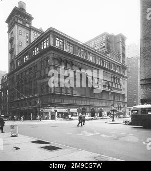 Carnegie Hall and Street Scene, New York, New York, Etats-Unis, Angelo Rizzuto, Collection Anthony Angel, septembre 1957 Banque D'Images