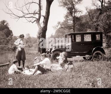 1920S FAMILLE DE TROIS GÉNÉRATIONS VOYAGEANT DANS LA BERLINE SUPÉRIEURE 1924 DE CHEVROLET POUR UN PIQUE-NIQUE D'ÉTÉ AU BORD D'UN RUISSEAU DANS UN CHAMP HERBACÉ - M8910 HAR001 HARS BÉBÉS QUATRE REPAS MOM NOSTALGIQUE PAIRE 4 MÈRES GRAND-MÈRE VIEUX TEMPS NOSTALGIE FRÈRE VIEILLE MODE AUTO SOEUR 1 VÉHICULE JUVÉNILE JEUNE ADULTE BÉBÉ FILS GRANDS-PARENTS FAMILLES JOIE STYLE DE VIE CINQ FEMMES MARIÉES 5 FRÈRES GRANDS-PARENTS CONJOINT RURAL ÉPOUX SANTÉ NATURE COPY SPACE AMITIÉ PLEINE LONGUEUR DEMI-LONGUEUR FEMMES PERSONNES RUISSEAU AUTOMOBILE HOMMES FRÈRES ET SŒURS TRANSPORT PÈRES B&W CHEVROLET PARTENAIRE LIBERTÉ BIEN-ÊTRE GRAND ANGLE Banque D'Images