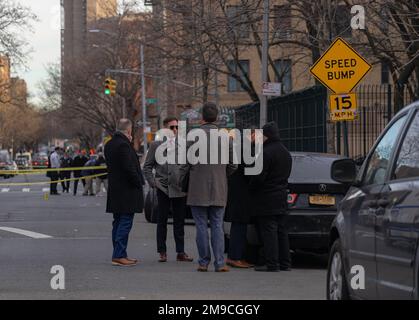 Bronx, New York, États-Unis. 17th janvier 2023. Des enquêteurs de l'unité de scène de crime enquêtent sur la scène où j'ai abattu un policier de l'enceinte de 48th dans le Bronx. Les officiers s'approchaient de l'angle de 183rd Street et de l'avenue Prospect dans leur véhicule de patrouille non marqué qui tentait d'engager deux mâles lorsqu'ils ont été mis à feu. Un agent a été frappé dans le bras et emmené à St. Hôpital Barnabas. Un homme de 16 ans a été placé en garde à vue et une arme à feu a été récupérée sur les lieux. (Credit image: © Steve Sanchez/Pacific Press via ZUMA Press Wire) USAGE ÉDITORIAL SEULEMENT! Non destiné à la communication Banque D'Images