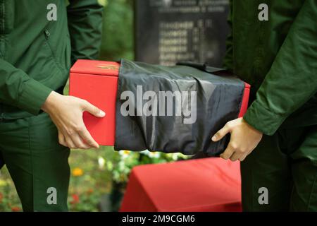 Enterrement de restes de soldat. Cérémonie de sépulture du héros de guerre. Banque D'Images