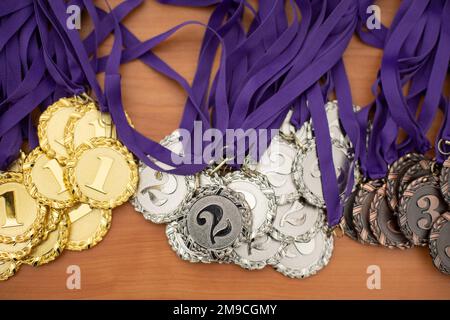 Médailles en métal. Récompenses sportives. Marque de victoire. Deuxième place. Banque D'Images