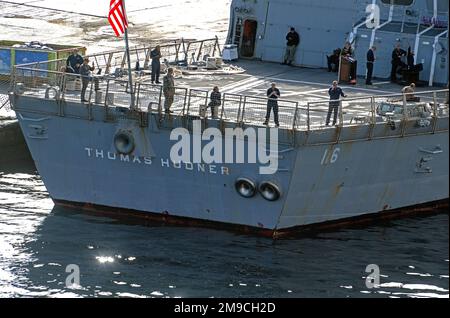 Des marins à bord de l'USS Thomas Hudner (DDG-116), amarrés dans le port de Ponta Delgada, dans les Açores, regardent comme un bateau de croisière arrive au quai, vendredi, 4 novembre 2022. C'est le navire de 66th de la classe Arleigh Burke de destroyers déployés par la Marine des États-Unis dans le monde entier. Crédit : Ron Sachs/CNP Banque D'Images