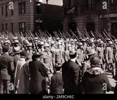 1930S 1940S À LA VEILLE DE WW2 MARCHANT EN PARADE L'INFANTERIE DE 369TH LE HARLEM HELLFIGHTERS ÉGALEMENT EN ROUTE DE LA CARAÏBES - Q38664 CPC001 HARS ÉTATS-UNIS D'AMÉRIQUE RISQUE CONFIANCE B&W AMÉRIQUE DU NORD ANTILLES NORD-AMÉRICAINES GRAND ANGLE TÊTE ET ÉPAULES FORCE AFRO-AMÉRICAINS COURAGE AFRO-AMÉRICAIN ET EXCITATION LEADERSHIP PUISSANT PROGRÈS GUERRES MONDIALES L'ETHNIE NOIRE FIERTÉ LA GUERRE MONDIALE WAR TWO WORLD WAR II OPPORTUNITY NYC POLITICS AKA CONCEPTUEL NEW YORK CITY FUSILS CASQUES ÉLÉGANTS DE LA GUERRE MONDIALE 2 NEW YORK CITY CUBA INFANTERIE MI-ADULTE MI-ADULTE HOMME MI-ADULTE FEMME MI-ADULTE Banque D'Images
