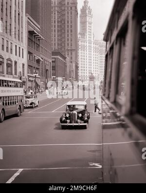 1930S VOITURE REFLÉTÉE DANS LE CÔTÉ DE BUS À IMPÉRIALE SUR MICHIGAN AVENUE WRIGLEY BÂTIMENT EN ARRIÈRE-PLAN CENTRE-VILLE DE CHICAGO ILLINOIS USA - Q37020 CPC001 HARS MOUVEMENT FLOU STRUCTURES AUTOMOBILES VÉHICULES EDIFICE AUTOBUS ILLINOIS RÉFLÉCHI TRANSIT NOIR ET BLANC DECKER IL MIDWEST VÉHICULES AUTOMOBILES À L'ANCIENNE WRIGLEY Banque D'Images