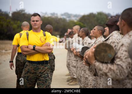 Le sergent Kyle Stanage du corps des Marines des États-Unis, instructeur de forage à la compagnie Echo, 2nd Recruit Training Battalion, dirige les exercices de forages de rondins pour les recrues de la compagnie Echo sur le dépôt de recrutement du corps des Marines de San Diego, 16 mai 2022. L'exercice de foreuse de grumes est un exercice utilisé pour construire le travail d'équipe et la force de l'unité parmi les marines. Banque D'Images