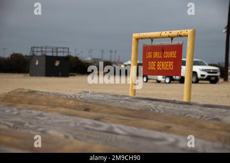 Log Drill Side Benders station, sur Marine corps recent Depot San Diego, 16 mai. 2022. La foreuse log est utilisée pour construire le travail d'équipe entre leurs pairs. Un panneau de poste d'exercices en rondins décrit les exercices que les recrues effectuent tout au long de l'exercice. Banque D'Images