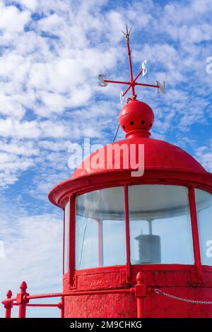 Phare rouge vif à Nazaré Banque D'Images