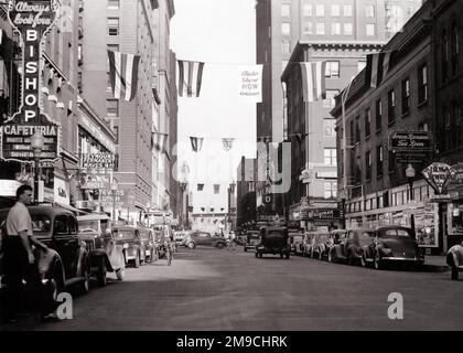 1940S RUE COMMERCIALE TRÈS FRÉQUENTÉE MAGASINS RESTAURANTS ET BÂTIMENT FANTÔME DU CAPITOLE DE L'ÉTAT À DISTANCE DES MOINES IOWA USA - R3307 HAR001 HARS DISTANCE PIÉTONS VÉLOS TRANSPORT B&W BIKES AMÉRIQUE DU NORD STRUCTURE PIÉTONNE NORD-AMÉRICAINE CAPITOL PROPERTY IOWA IA ET AUTOMOBILES EXTÉRIEUR POLITIQUE D'APRÈS-GUERRE MAGASINS CAPITAL IMMOBILIER STRUCTURES AUTOMOBILES VILLES MESSENGER VÉHICULES DES EDIFICE DES MOINES GHOSTS HÔTELS MOINES RESTAURANTS SCÈNE DE RUE NOIR ET BLANC HAR001 MIDWESTERN OLD FASHIONED Banque D'Images