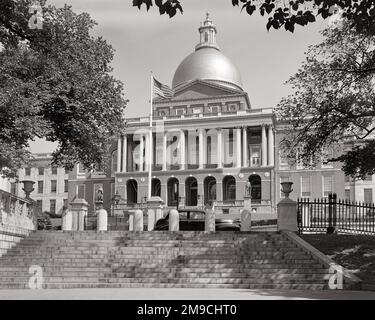 1950S LA NOUVELLE MAISON D'ÉTAT BOSTON MASSACHUSETTS CONSTRUIT EN 1795 - R545 FST001 HARS EDIFICE CROISSANCE MA NOUVELLE ANGLETERRE CAPITALE NOIRE ET BLANCHE ANCIENNE VILLE Banque D'Images