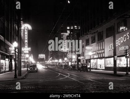 1940S 1950S SHOPPING STREET AT NIGHT DES MOINES IOWA USA - R3243 HAR001 HARS TROLLEY TRACKS COMMERCE MOINES STREET SCÈNE NOIR ET BLANC ENTREPRISES CAPITALE VILLE HAR001 MIDWEST MIDWESTERN OLD FASHIONED Banque D'Images