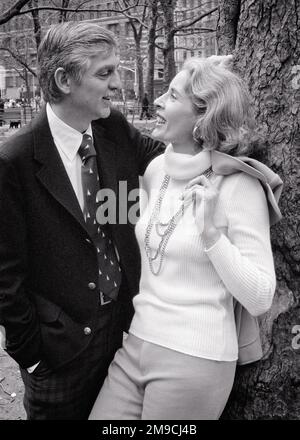 1970S COUPLE D'ÂGE MÛR ROMANTIQUE DANS LE CENTRE DE PARK NYC HOMME PORTANT UN COSTUME ET CRAVATE FEMME DANS LE CHANDAIL AVEC COLLIER APPUYÉ CONTRE UN ARBRE - S20152 HAR001 HARS VIEUX TEMPS PENCHÉE NOSTALGIE VIEILLE MODE 1 STYLE COMMUNICATION FORTE CENTRAL JOIE HEUREUX STYLE DE VIE FEMMES ÂGÉES ÉPOUSÉ CONJOINT ÉPOUX HYGIÈNE COPY SPACE CONTRE L'AMITIÉ DEMI-LONGUEUR FEMMES PERSONNES QUI S'OCCUPENT HOMMES B&W PARTENAIRE D'ÂGE MOYEN HOMME D'ÂGE MOYEN COSTUME DATANT ET CRAVATE BONHEUR FEMME D'ÂGE MOYEN GAIE LOISIR ET BASSE ANGLE AUTOMNE SAISON ATTRACTION NYC RELATIONS SOURIRES AÎNÉS CONNEXION SALLE D'AUDIENCE JOYEUSE ET ÉLÉGANTE ATTACHEMENT PERSONNEL Banque D'Images