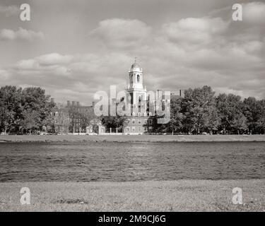 1950S VUE DE LA MAISON ELLIOT SUR LE CAMPUS DE L'UNIVERSITÉ HARVARD DEPUIS CHARLES RIVER CAMBRIDGE MASSACHUSETTS USA - S3832 HAR001 HARS CAMBRIDGE CHARLES RÉSIDENCES PREMIER CYCLE NOIR ET BLANC HAR001 À L'ANCIENNE Banque D'Images