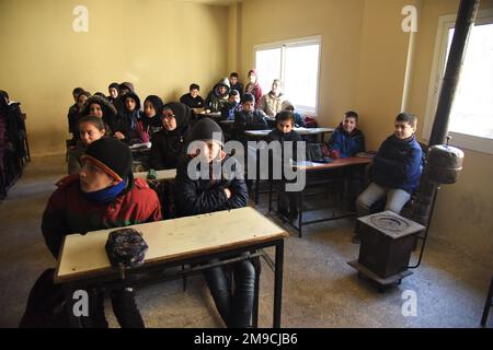 Akkar, Liban. 17th janvier 2023. Les élèves souffrent du froid en raison de l'absence de moyens de chauffage dans une école du gouvernorat d'Akkar, dans le nord du Liban, le 17 janvier 2023. Mardi, le chef du Hezbollah a accusé les États-Unis d'empêcher le Liban de prendre gratuitement du carburant en Iran alors que son pays souffre de coupures de courant. Le Liban souffre depuis des décennies de pannes de courant. Son effondrement économique depuis 2019 a accablé le trésor de l'État, ralentissant les importations de carburant pour maintenir le fonctionnement des centrales électriques restantes. Credit: Khaled Habashiti/Xinhua/Alamy Live News Banque D'Images