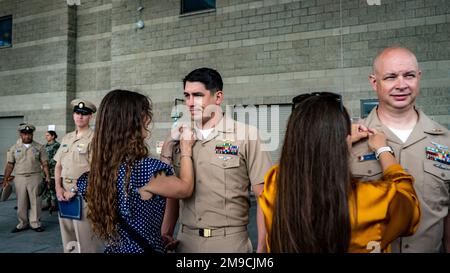 SAN DIEGO (16 mai 2022) - John Conant (à gauche), chef de l'aviation et James Johnson (à droite), affectés à l'escadron de combat de la mer (HSC) 3, sont mis en cause par les membres de leur famille lors d'une cérémonie de mise en cause à la station aérienne de l'île du Nord (NASNI). HSC-3 est l'escadron de remplacement de la flotte de la côte ouest MH-60s, responsable de la formation des pilotes et des aviateurs en fournissant les combattants les plus compétents à la flotte. Banque D'Images