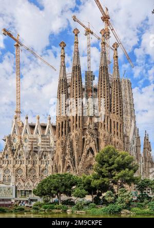 Barcelone, Espagne - Mai 2018: La Sagrada Familia - l'impressionnante cathédrale conçue par Gaudi, qui est en construction depuis le 19 mars 1882 Banque D'Images