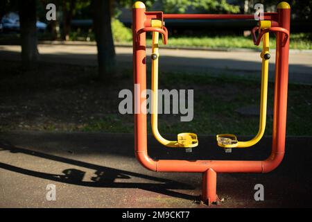 Simulateur sportif dans la rue. Terrain de sport dans la cour. Équipement de formation en ville. Machine de renforcement musculaire. Banque D'Images