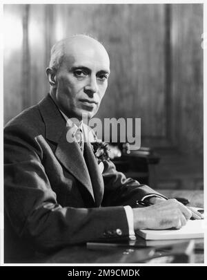 Jawaharlal (Pandit) Nehru (1889-1964), chef politique indien, vu ici assis à son bureau. Banque D'Images