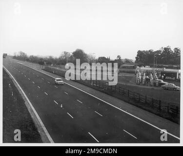 Une petite fourgonnette Austin montre les joies de la conduite tôt sur une autoroute M1 vide, sans autre circulation et certainement pas de bouchons de circulation. Banque D'Images