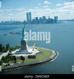 La Statue de la liberté au premier plan avec les tours jumelles du World Trade Center, qui ont été détruites par des terroristes en septembre 2001, en arrière-plan. Banque D'Images