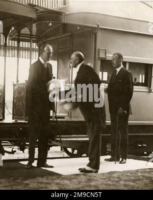 Lord Irwin, Edward Frederick Lindley Wood, 1st comte de Halifax, vice-roi de l'Inde de 1926 à 1931. Le Viceroy accueille Sir Reginald Glancy à la gare d'Indore. Banque D'Images