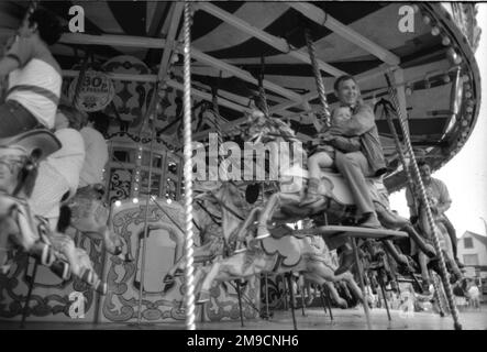 À bord du carrousel à manège lors d'une foire de Surrey Banque D'Images