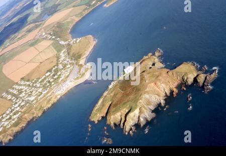 Vue aérienne de Burgh Island, au large de la côte sud de Devon. L'hôtel blanc art déco Burgh Island est visible sur la côte nord de l'île. Banque D'Images