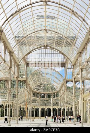 Madrid, Espagne - Mai 2018 : Palais des Cristal (Palacio de cristal) à l'intérieur du parc Retiro. Construit en 1887 pour exposer la faune et la flore des Philippines Banque D'Images