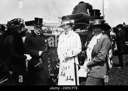 Société et voitures, courses de Derby, Angleterre. Banque D'Images