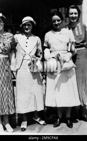 Photographie de quatre femmes habillées en plein soleil Banque D'Images