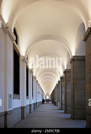 Madrid, Espagne - Mai 2018: Passage de colonnade arqué intérieur autour de la cour du musée Centro de Arte Reina Sofia Banque D'Images