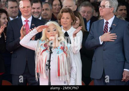 Austin, Texas, États-Unis. 17th janvier 2023. La chanteuse TANYA TUCKER chante l'hymne national lors de l'inauguration du gouverneur du Texas Greg Abbott (non représenté) sur les marches nord du Capitole du Texas. (Credit image: © Bob Daemmrich/ZUMA Press Wire) USAGE ÉDITORIAL SEULEMENT! Non destiné À un usage commercial ! Banque D'Images