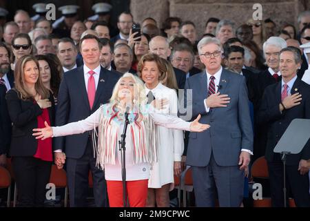 Austin, Texas, États-Unis. 17th janvier 2023. La chanteuse TANYA TUCKER chante l'hymne national lors de l'inauguration du gouverneur du Texas Greg Abbott (non représenté) sur les marches nord du Capitole du Texas. (Credit image: © Bob Daemmrich/ZUMA Press Wire) USAGE ÉDITORIAL SEULEMENT! Non destiné À un usage commercial ! Banque D'Images