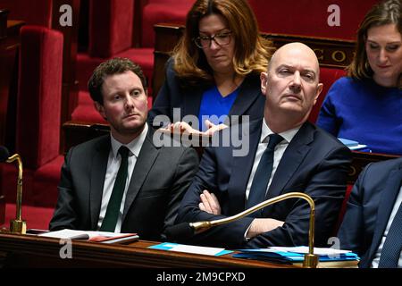 Paris, France. 17th janvier 2023. Le sous-ministre français des Transports Clément Beaune et le sous-ministre français de l'Industrie Roland Lescure lors d'une session de questions au gouvernement lors de l'Assemblée nationale à Paris sur 17 janvier 2023. Crédit : Victor Joly/Alamy Live News Banque D'Images