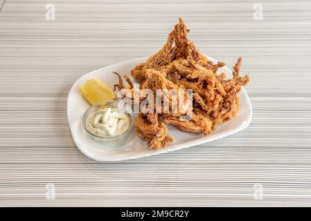 Les pattes de potat frites sont un hors-d'œuvre pané qui a une saveur exquise et une texture croquante très savoureuse Banque D'Images