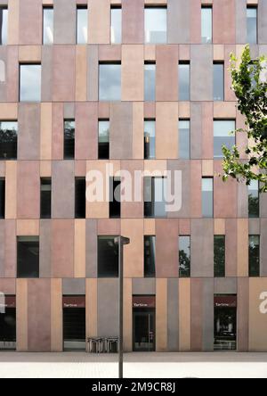 Barcelone, Espagne - Mai 2018: Détail de la façade de Diagonal 197, conçu par David Chipperfield et b720 Fermín Vázquez Arquitectos dans le quartier de Poblenou Banque D'Images