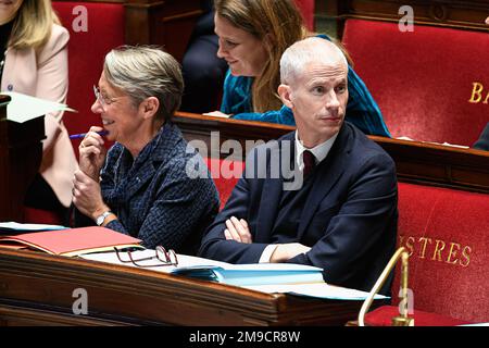 Paris, France. 17th janvier 2023. Le Premier ministre Elisabeth borne et Franck Riester, ministre délégué auprès du Premier ministre, chargé des relations avec le Parlement lors d'une session de questions au gouvernement à l'Assemblée nationale à Paris sur 17 janvier 2023. Crédit : Victor Joly/Alamy Live News Banque D'Images